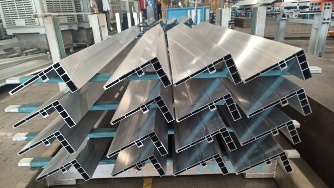 Industrielle Aluminiumprofile in Batteriekästen und Karosseriestrukturen von New Energy Vehicles